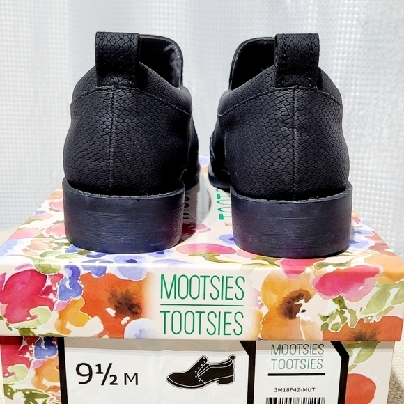 NWT Mootsie Tootsie Kira Black Studded & Distressed Snakeskin Slip-on (9.5M) - Picture 4 of 9